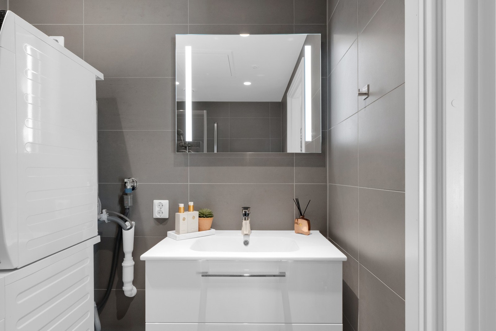 Servant med underskap og ettgreps blandebatteri Galleribilde