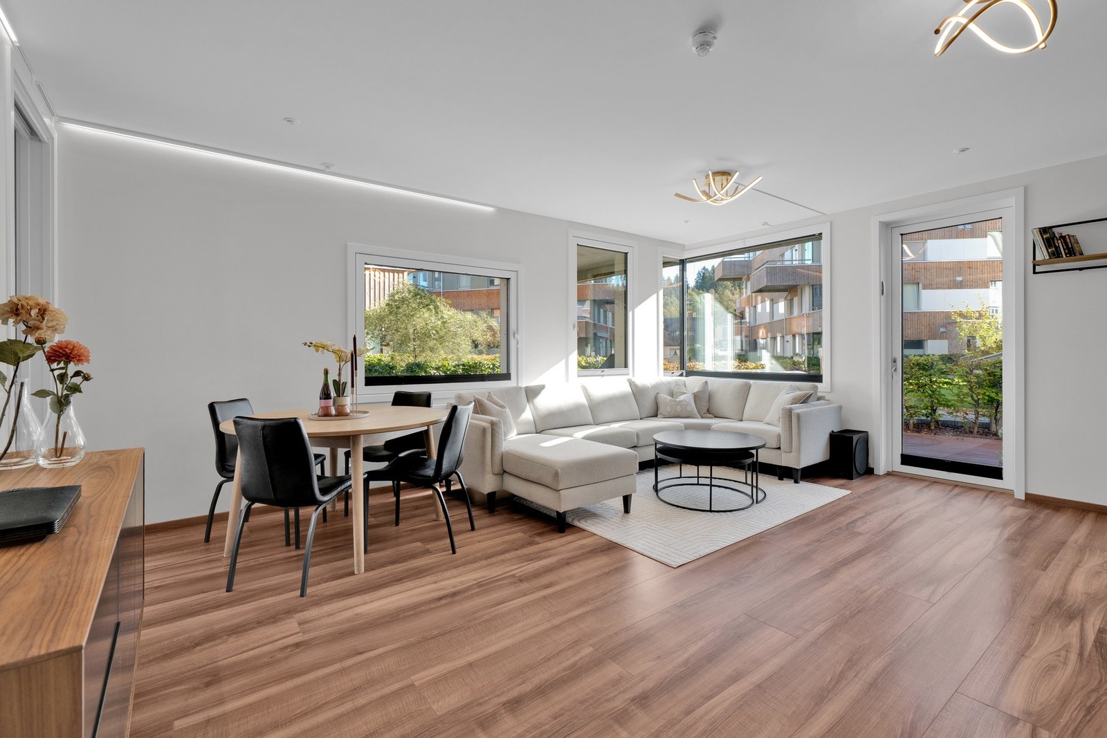 Lys og moderne hjørnestue med store vindusflater som gir mye lys og en god romfølelse Galleribilde