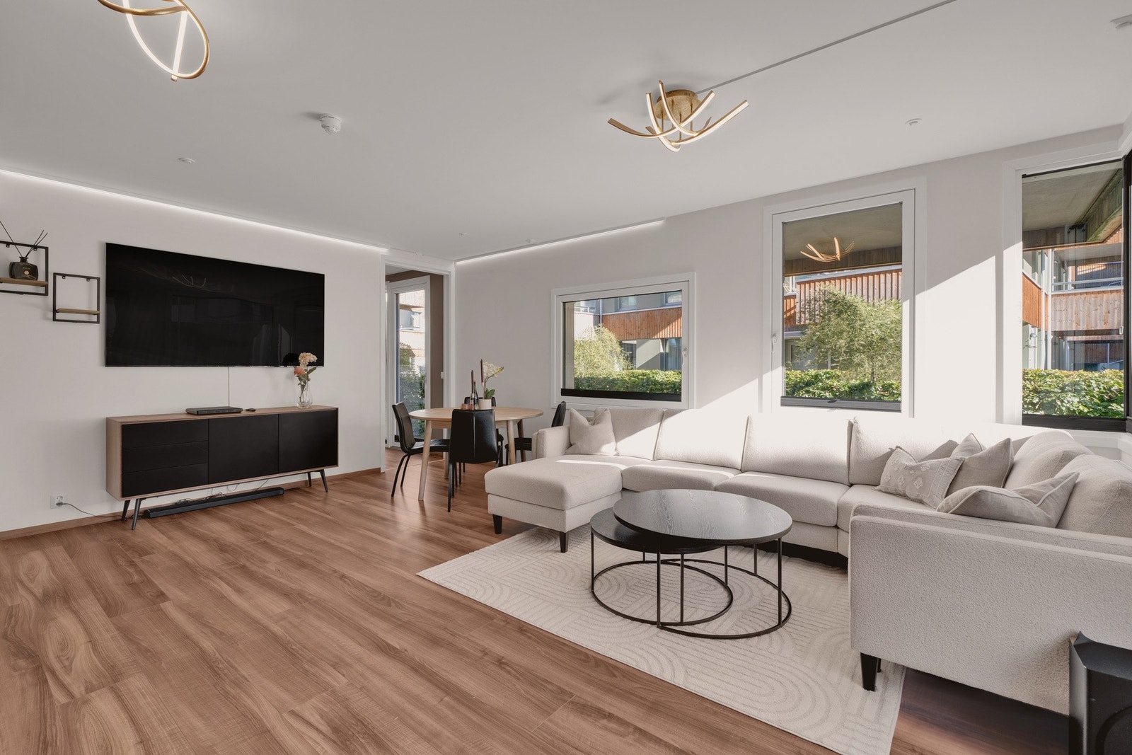 Stuen har god plass til både sofagruppe og spisebord Galleribilde