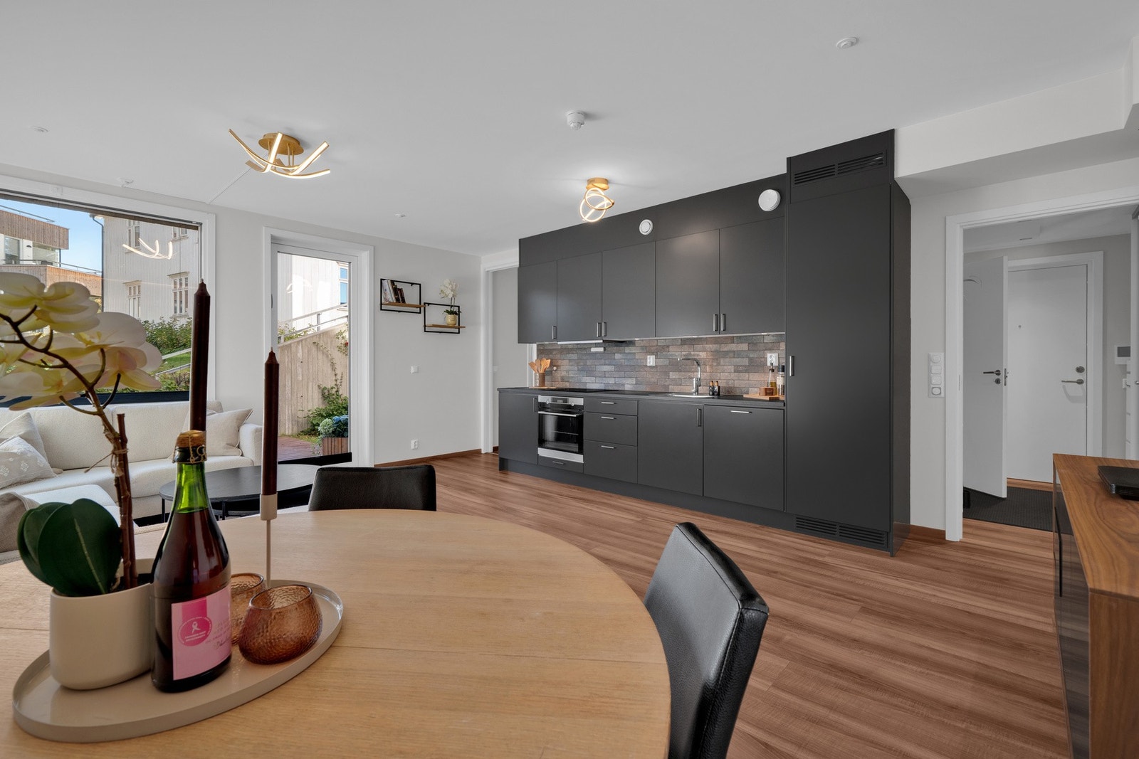 Delikat Drømmekjøkkenet kjøkkeninnredning fra 2021 med grå glatte fronter og laminert benkeplate Galleribilde