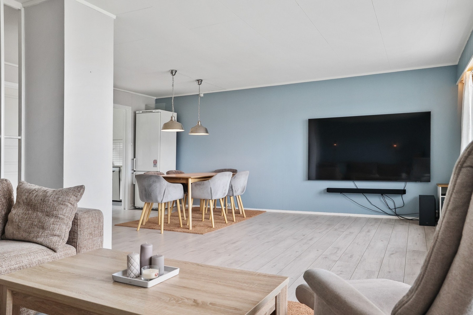 De store vindusflatene sørger for rikelig med naturlig lysinnslipp. Galleribilde