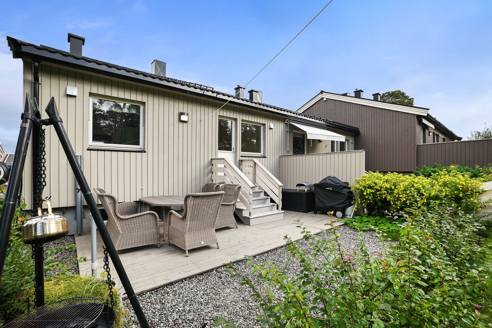 Boligen har et flott uteområde med platting. Galleribilde