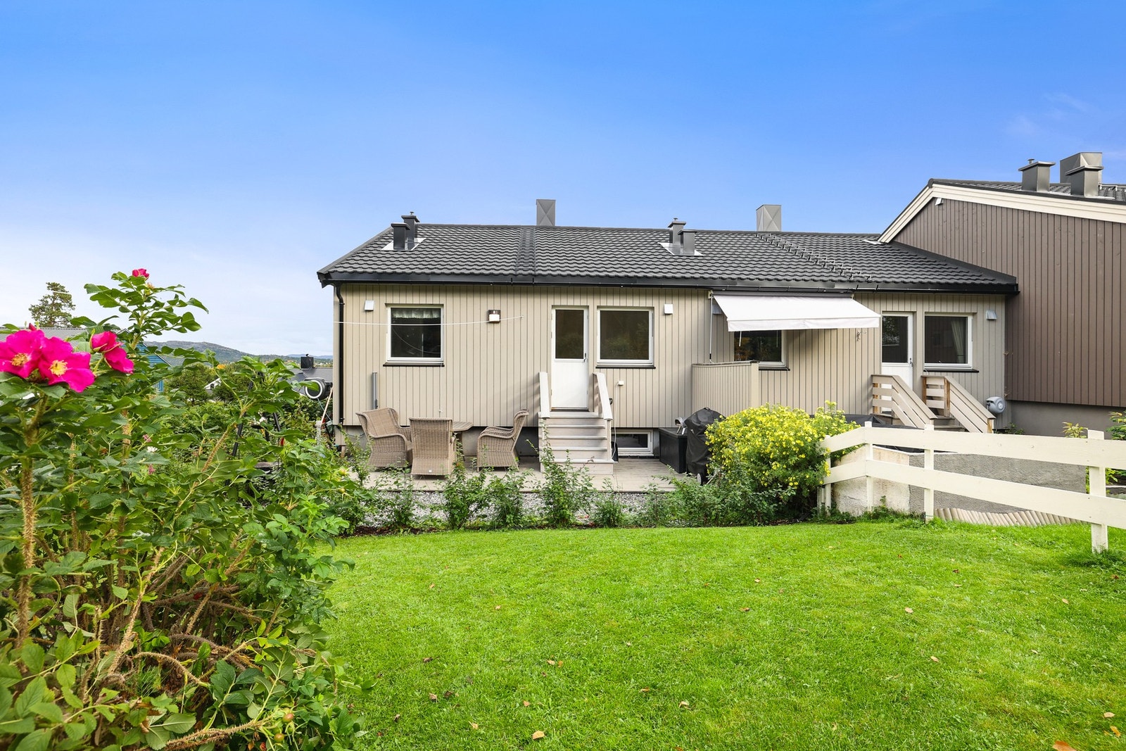 Det er god plass til en sittegruppe og annet ønsket møblement. Galleribilde