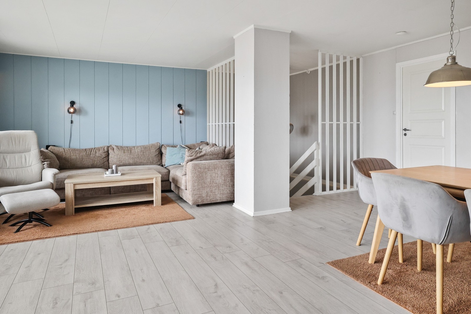 Det er fint plass til en sofagruppe med tilhørende møblement. Galleribilde