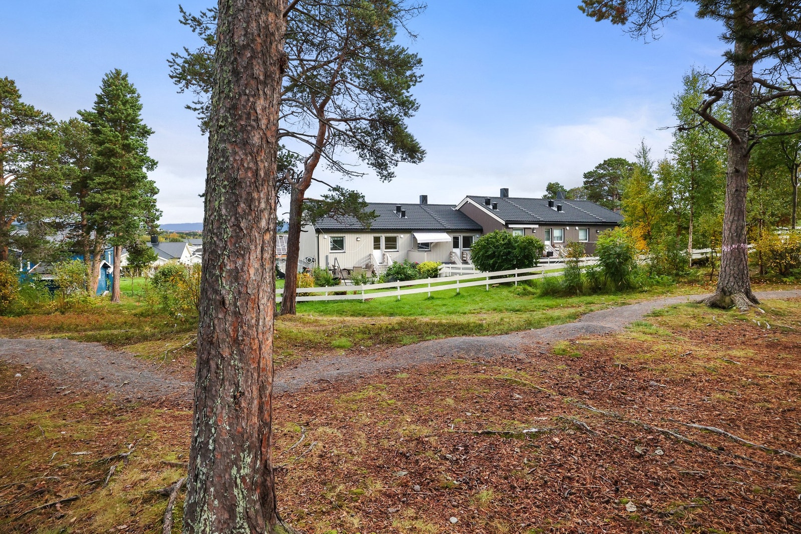 Det er gangavstand til både dagligvarebutikker, offentlig transport, skoler og barnehager. Galleribilde