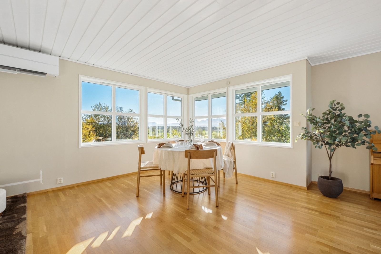 Stue med varmepumpe og vedfyring Galleribilde