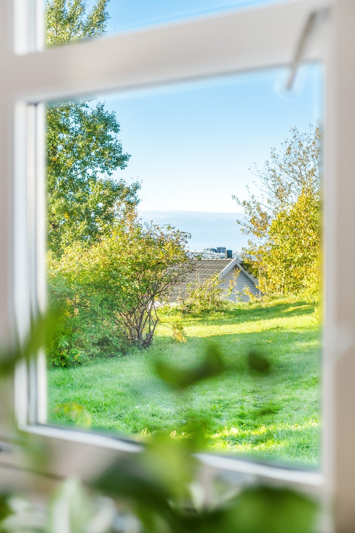 Fra kjøkkenvinduet kan man følge med på ungene som leker i hagen Galleribilde