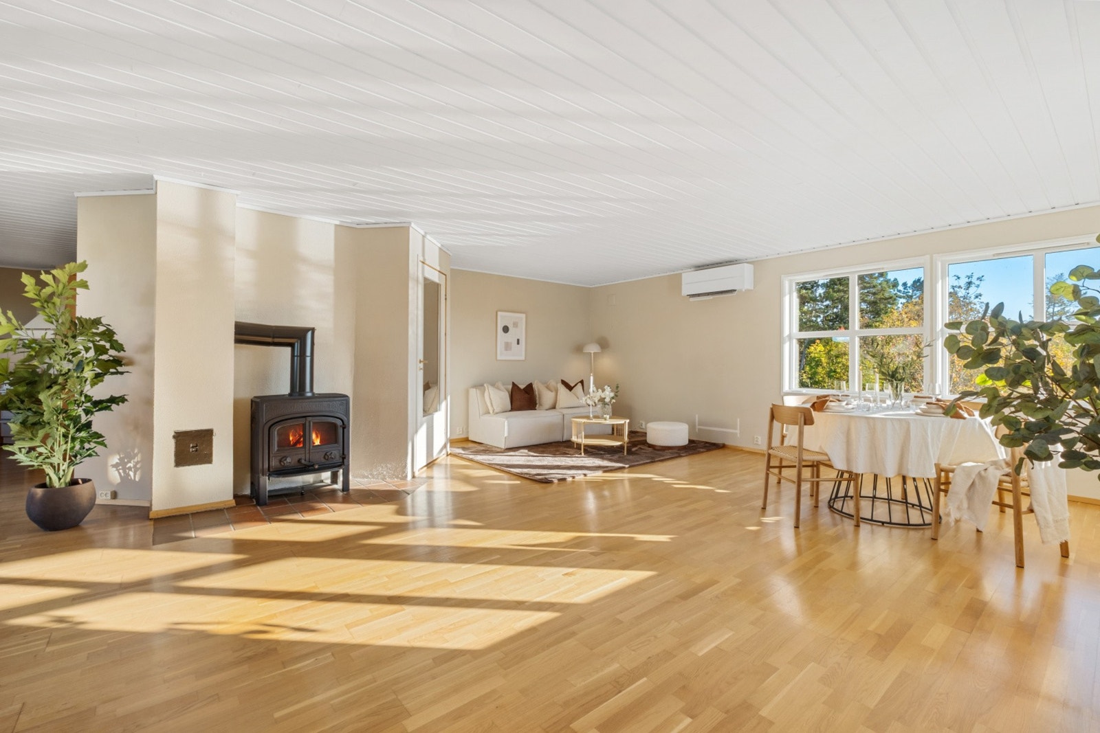 Stuen en er malt i tidsriktige fargevalg og oppleves som romslig Galleribilde