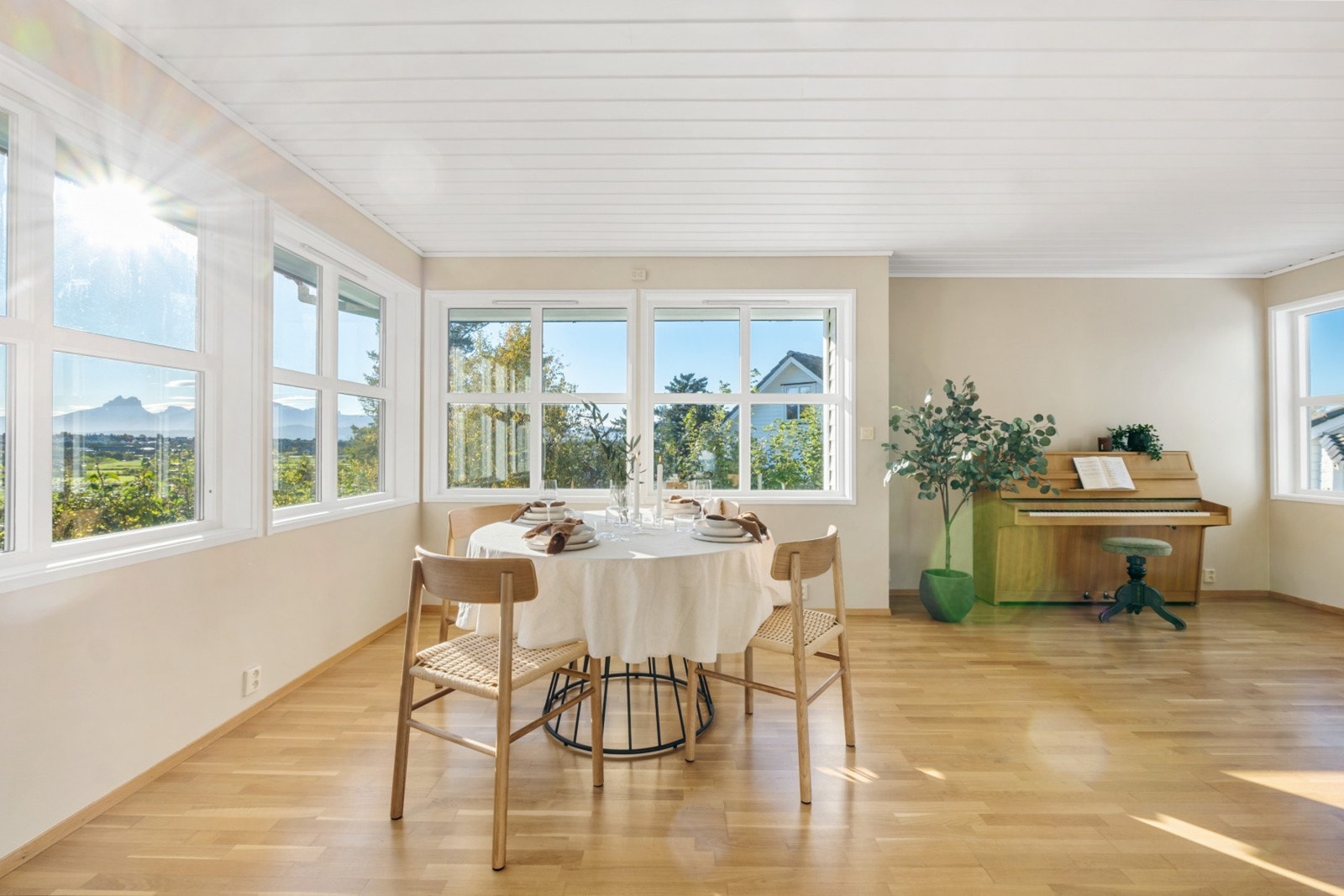 Flere vindusflater på tre av fire vegger, gir rikelig med naturlig lys Galleribilde