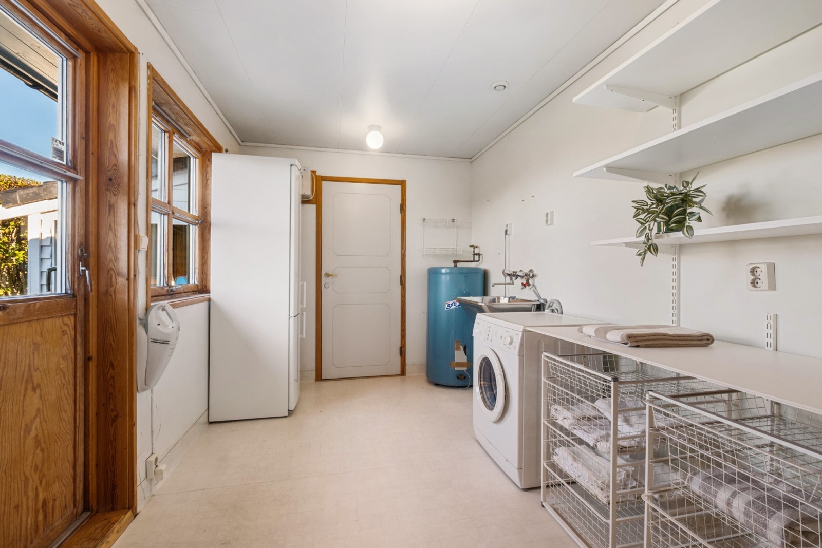 Vaskerom i god størrelse. Opplegg for vaskamaskin - Her er det adkomst til kjølerom, og utgang til hage Galleribilde