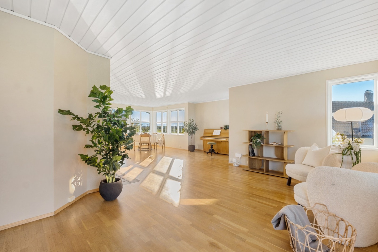 Romslig og innbydende stue malt i tidsriktige fargevalg Galleribilde