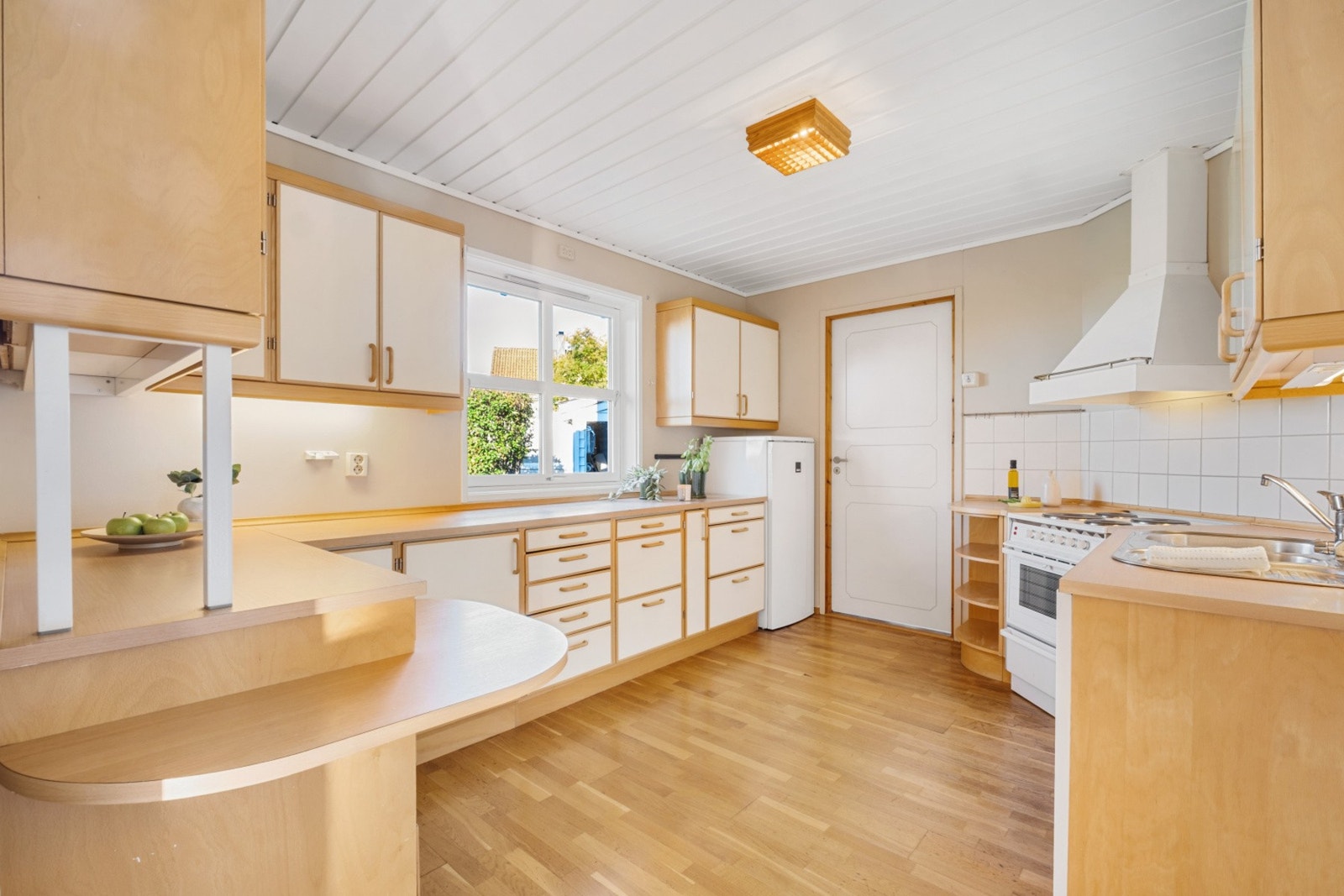 God utbygget kjøkken med god skap- skuff- og benkeplass. Galleribilde