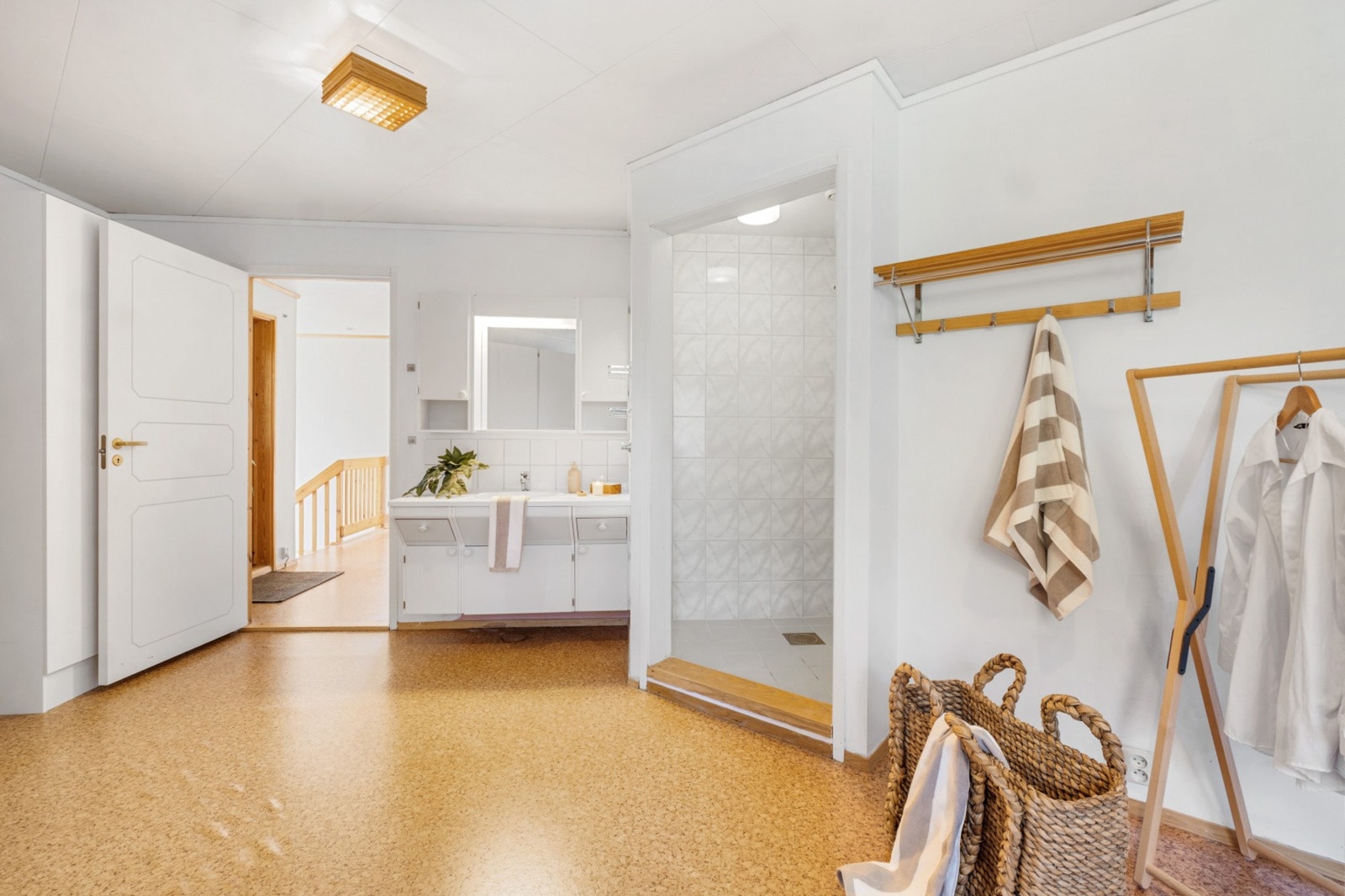 Omkledningsrom med dusj og baderomsinnredning - Må oppleves! Galleribilde