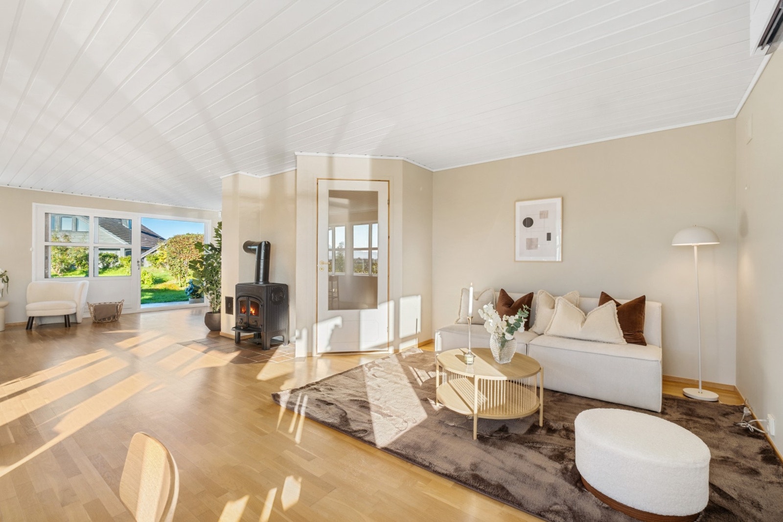 Vedfyring som gir ekstra varme og kos på kalde dager. Galleribilde