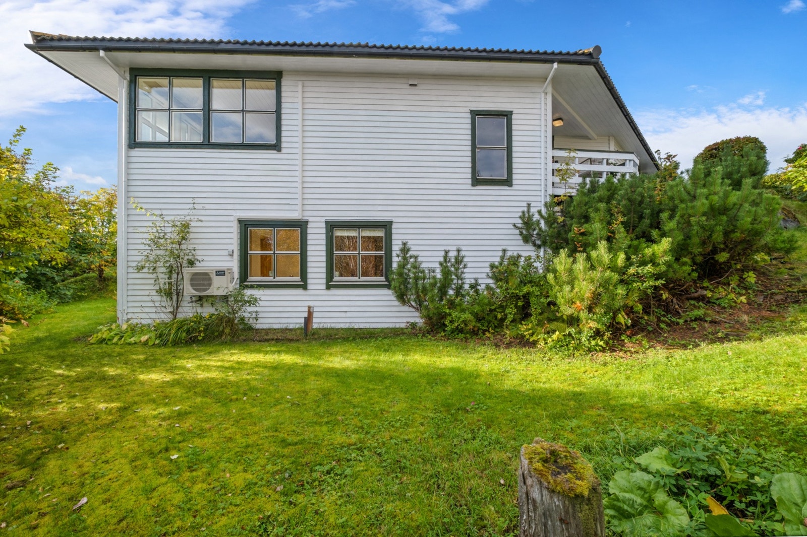 Fine grøntareal rundt boligen, med plass til trampoline, etc. Galleribilde