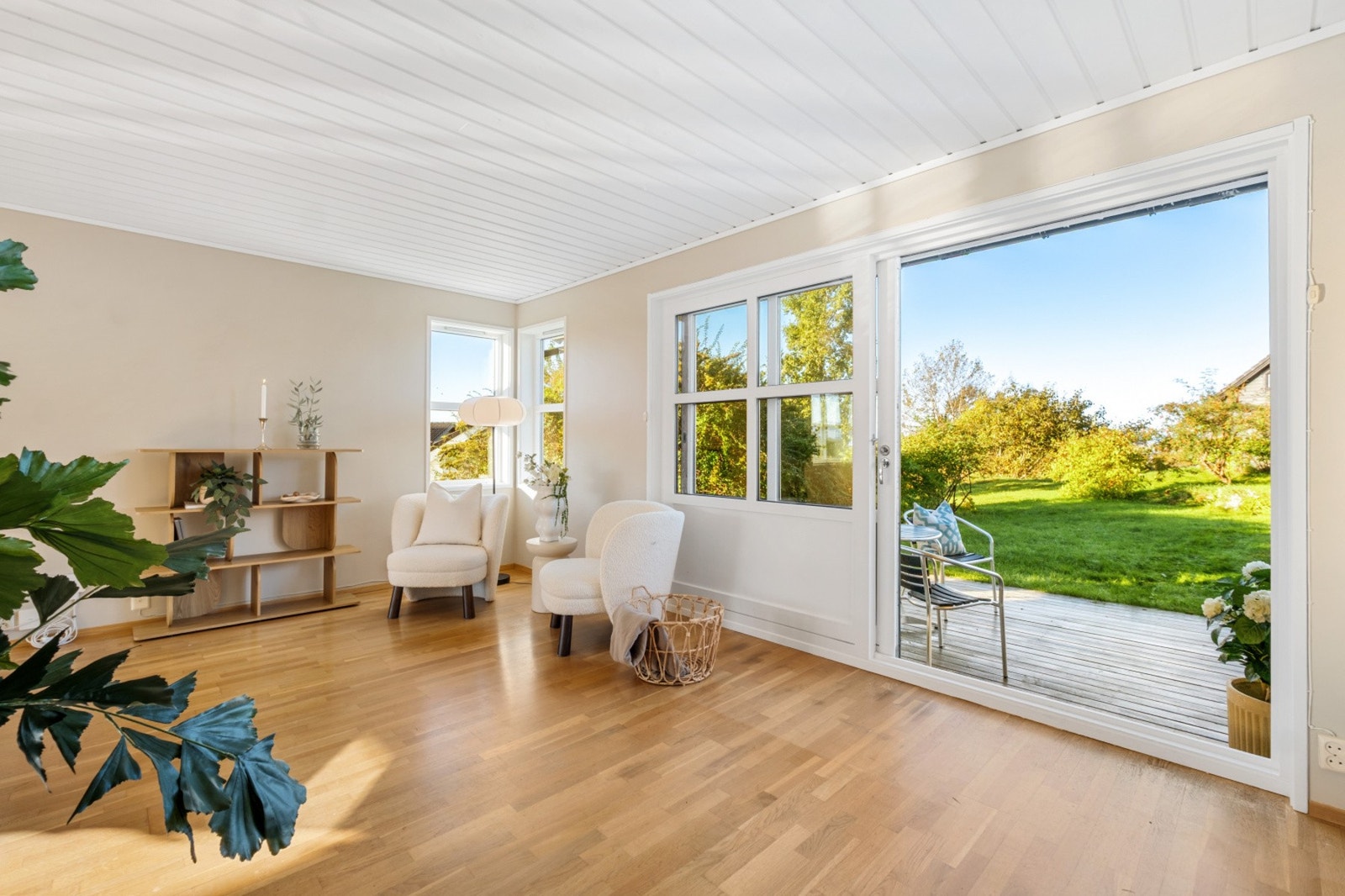 Fra spisestuen er det utgang til terrasse via skyvedør - En naturlig forlengelse av stuen Galleribilde