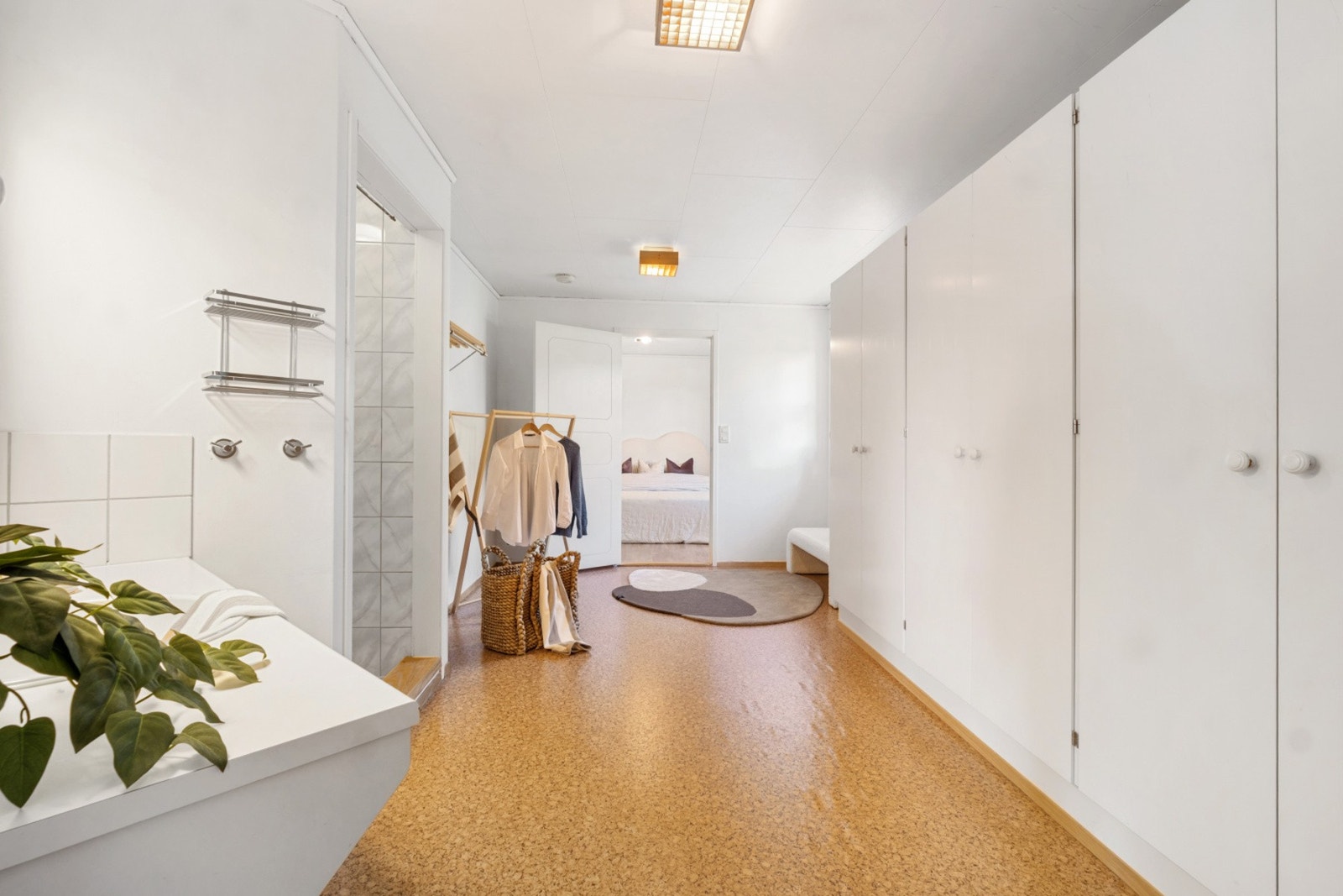 Omkledningsrom/bad med god skapplass, videre inn til hovedsoverom Galleribilde