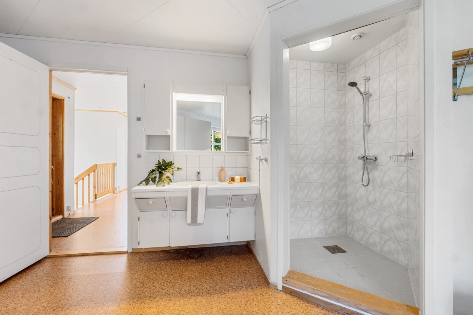 Flislagt dusjsone og innredning med nedfelt servant. Galleribilde