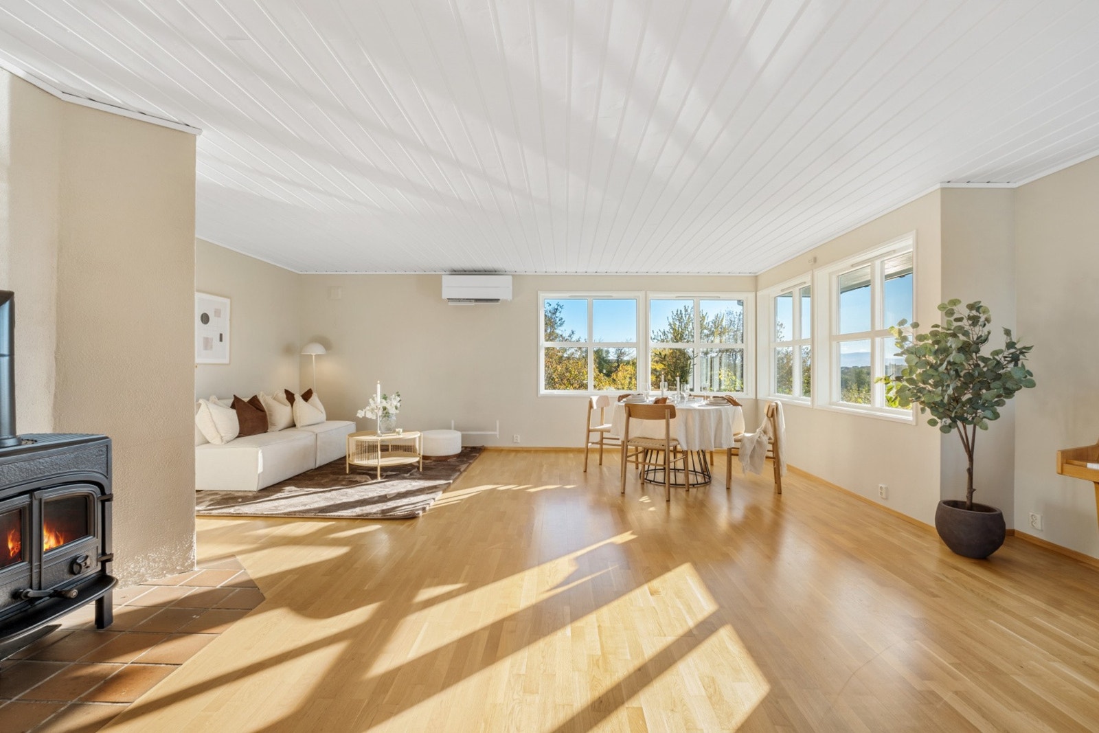 Store vindusflater slipper inn godt med naturlig lys i etasjen Galleribilde