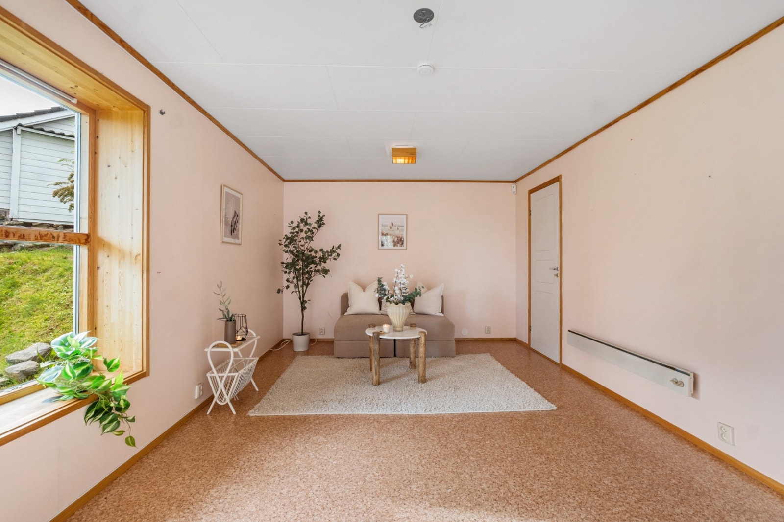 Stue i underetasje med adkomst til bod Galleribilde