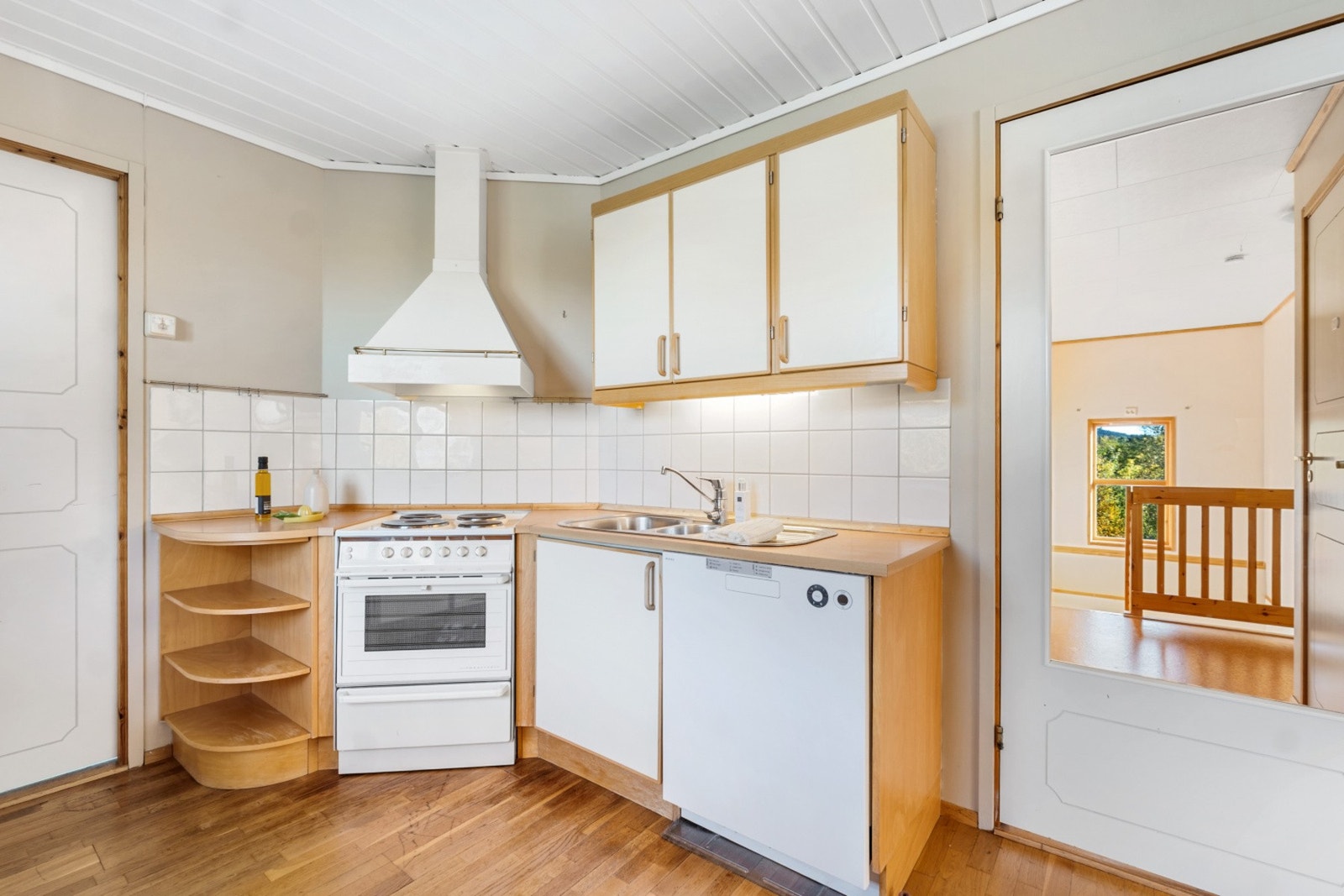 Fra kjøkkenet er det adkomst til hall og vaskerom Galleribilde