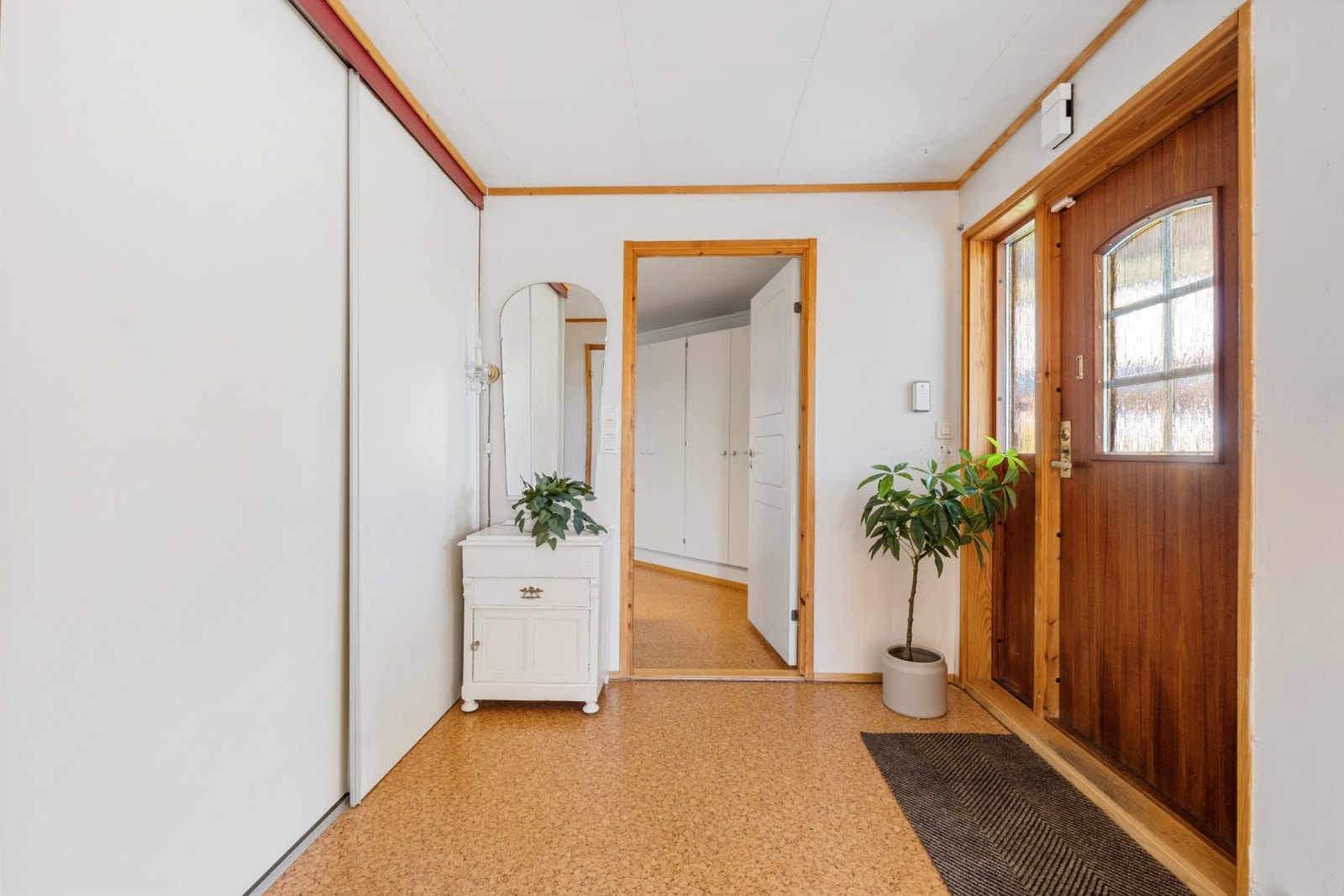 Hall med skyvedørsgarderobe Galleribilde