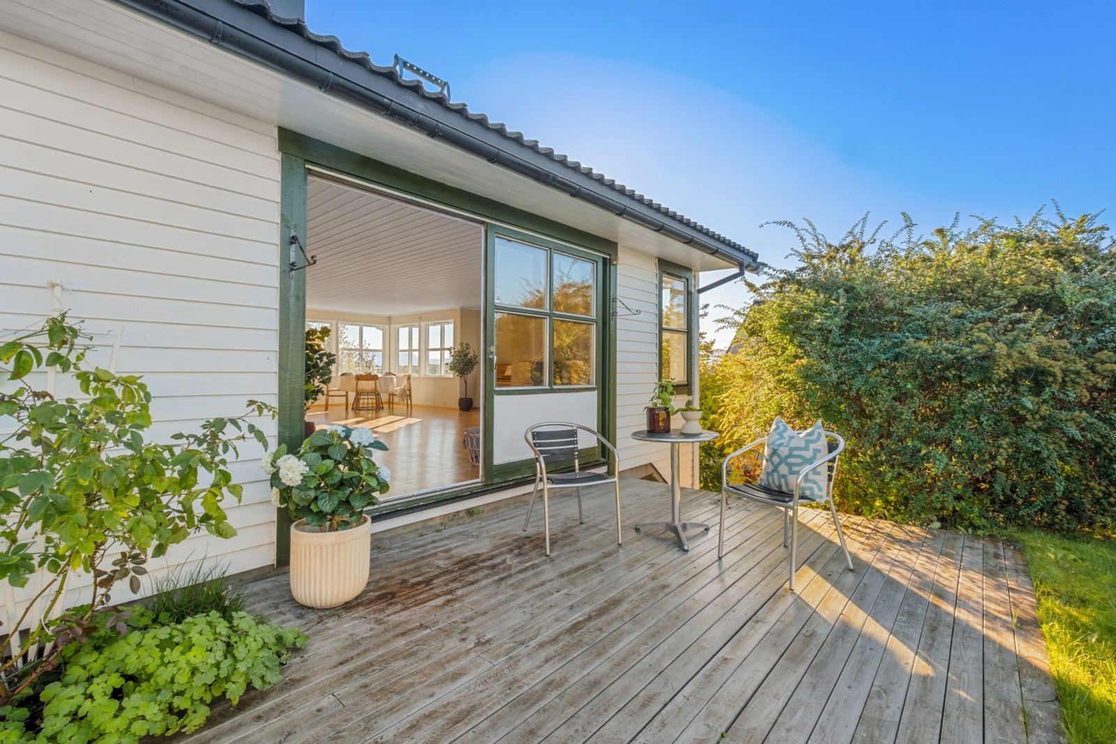 Terrasse med god plass til utemøbler, grill, etc. Galleribilde