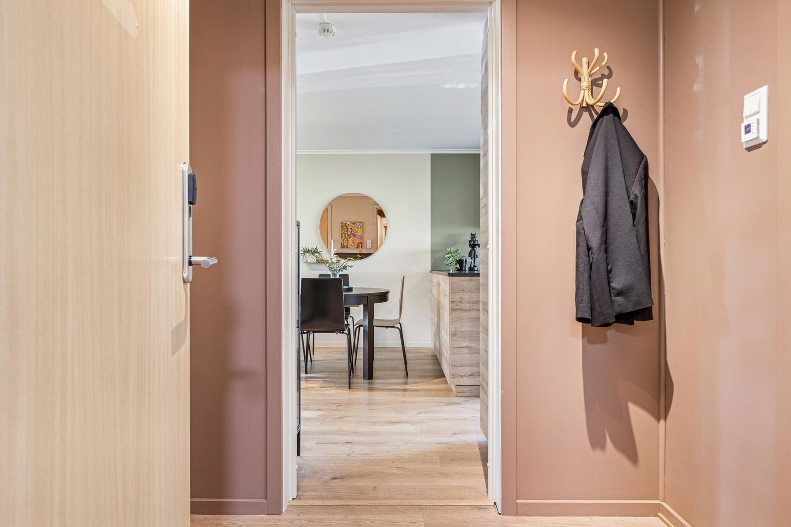 Innbydende gang som måler 3,5 kvm. Galleribilde