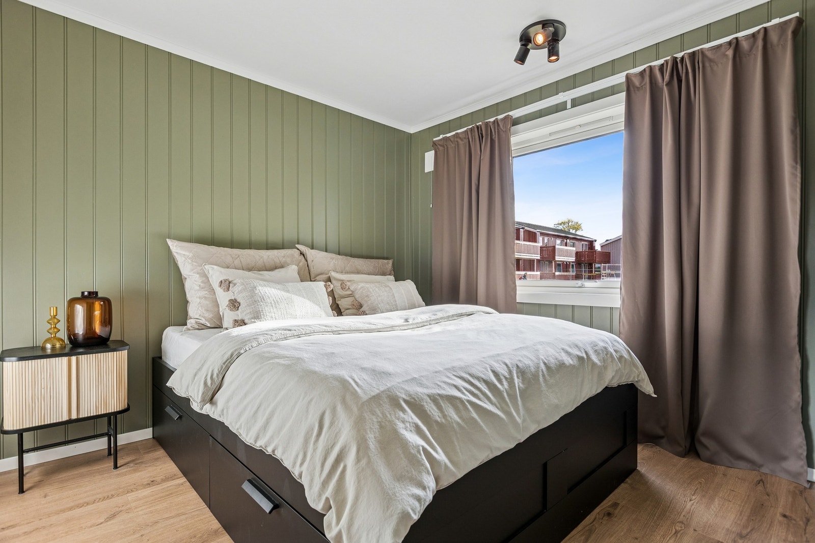 Romslig soverom som måler 9,5 kvm. Galleribilde