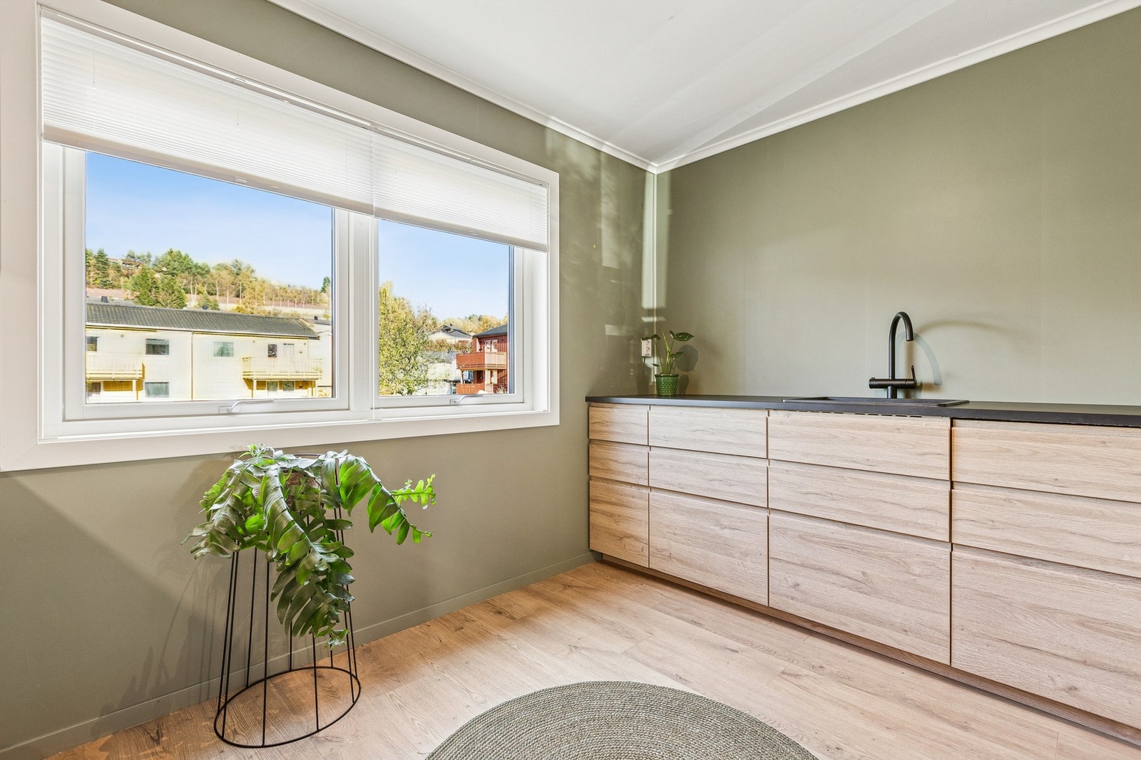 Kjøkkenet er utstyrt med integrerte hvitevarer som stekeovn, platetopp, oppvaskmaskin og kjøl/fryseskap. Galleribilde