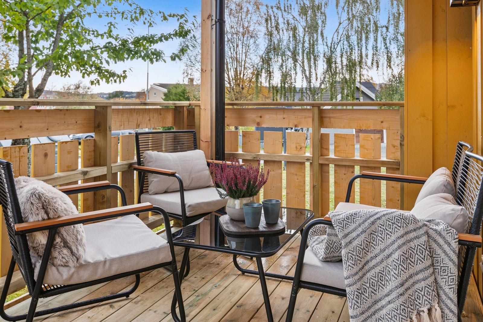 Balkongen er det perfekte stedet for å nyte morgenkaffen i fred og ro. Galleribilde