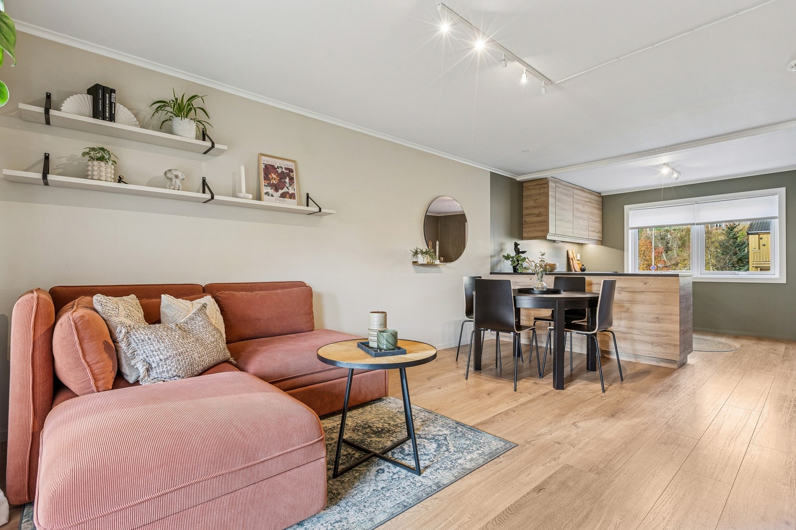 Stuen er malt i lyse farger som gjør det enkelt å sette sitt eget preg på rommet gjennom interiør og dekor. Galleribilde