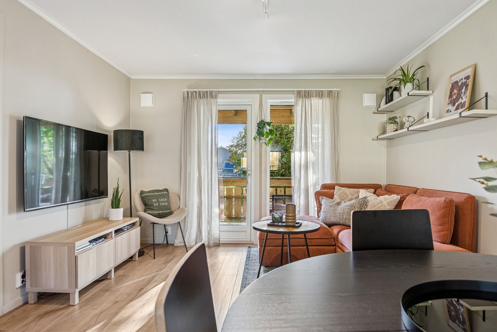 Fra leiligheten er det utgang til en vestvendt balkong som måler 8 kvm. Galleribilde