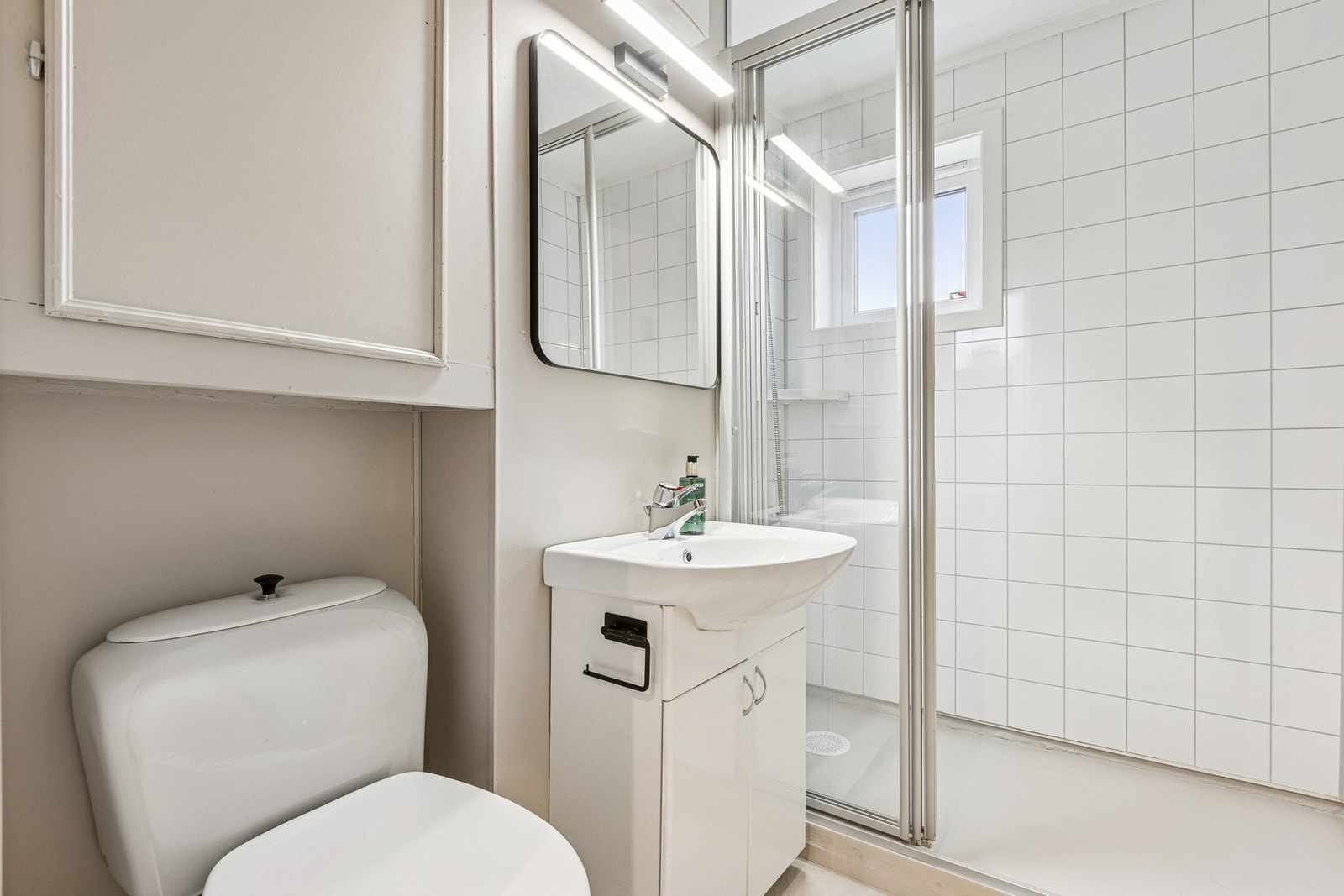 Baderommet ble oppgradert av tidligere eier og nåværende eier har malt gulv og våtromsplater med våtromsmaling i 2021. Galleribilde