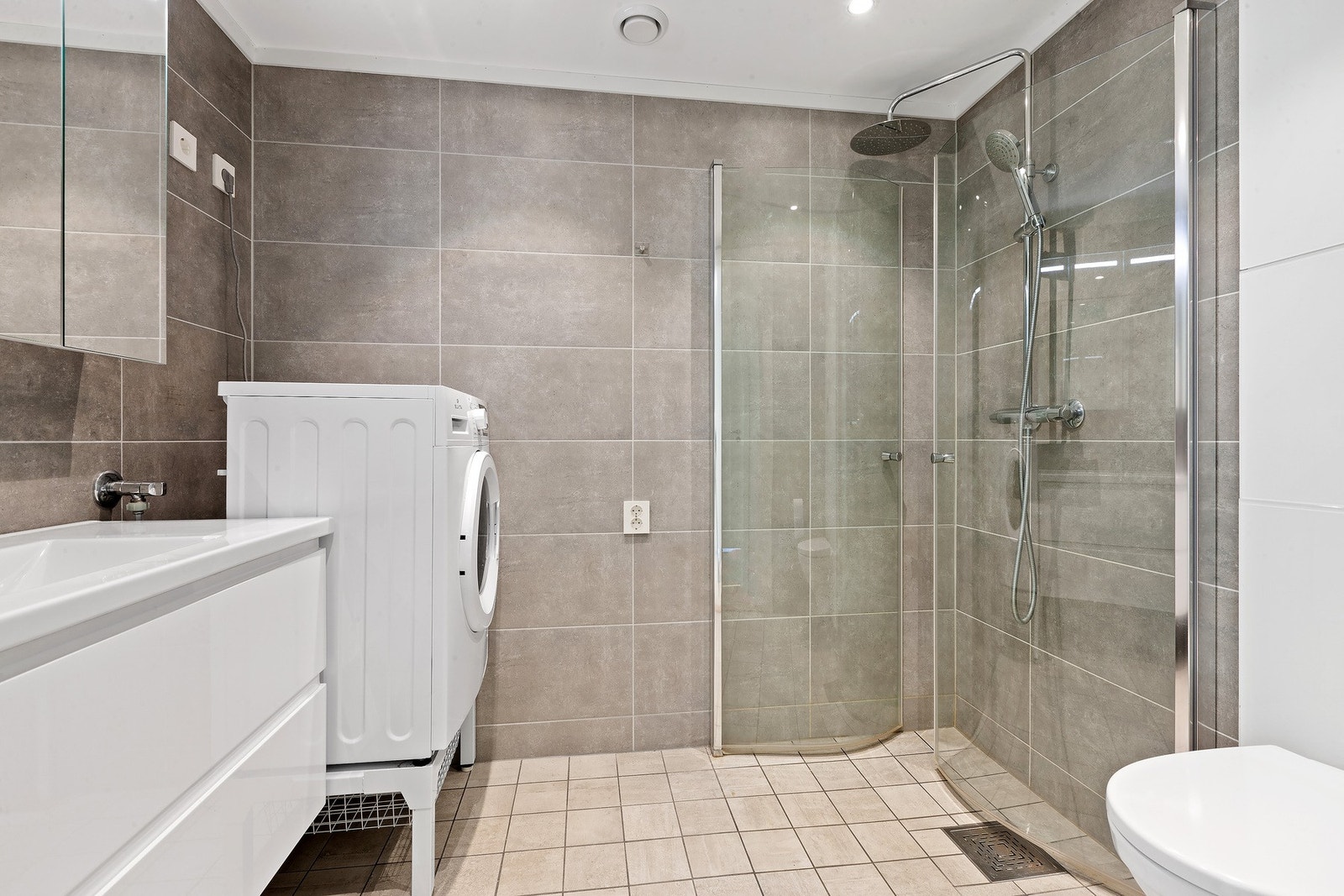 Bad/vaskerom med behagelig varme i gulv. Galleribilde