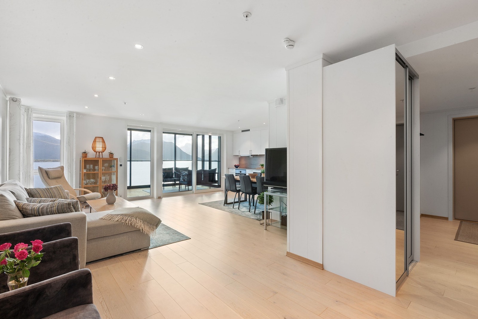 Videre kommer vi inn til stue. Varme i gulv i stue/kjøkken og gang. Galleribilde