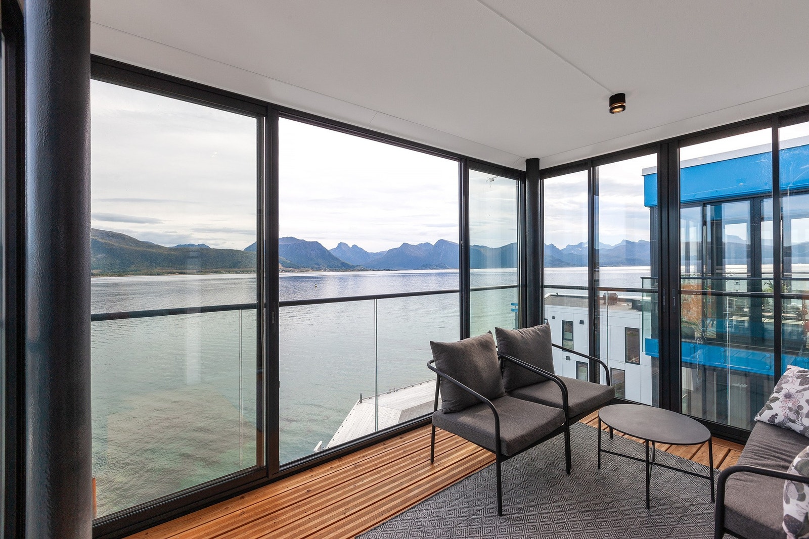 Her kan man slappe av og nyte den flotte utsikten over Sortlandssundet og fjellene i bakgrunnen. Galleribilde