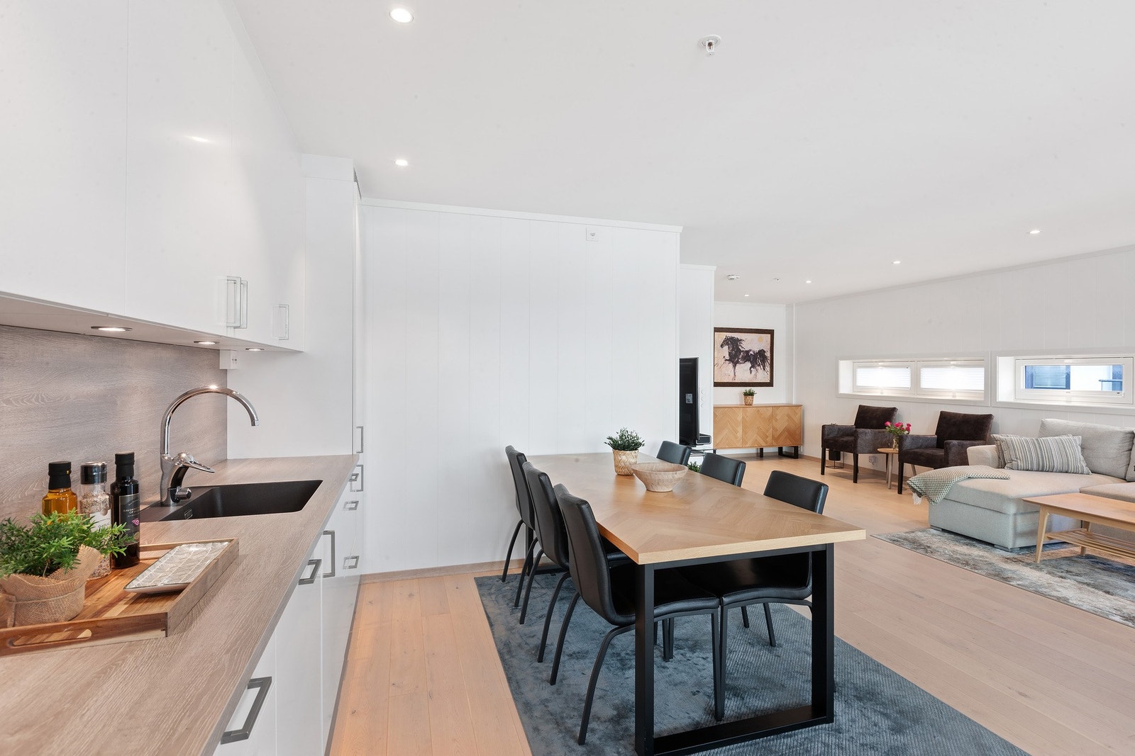 Integrerte hvitevarer på kjøkken. Galleribilde