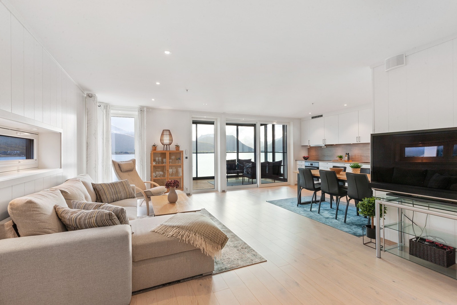 Store vindusflater gir rommet rikelig med naturlig dagslys. Galleribilde