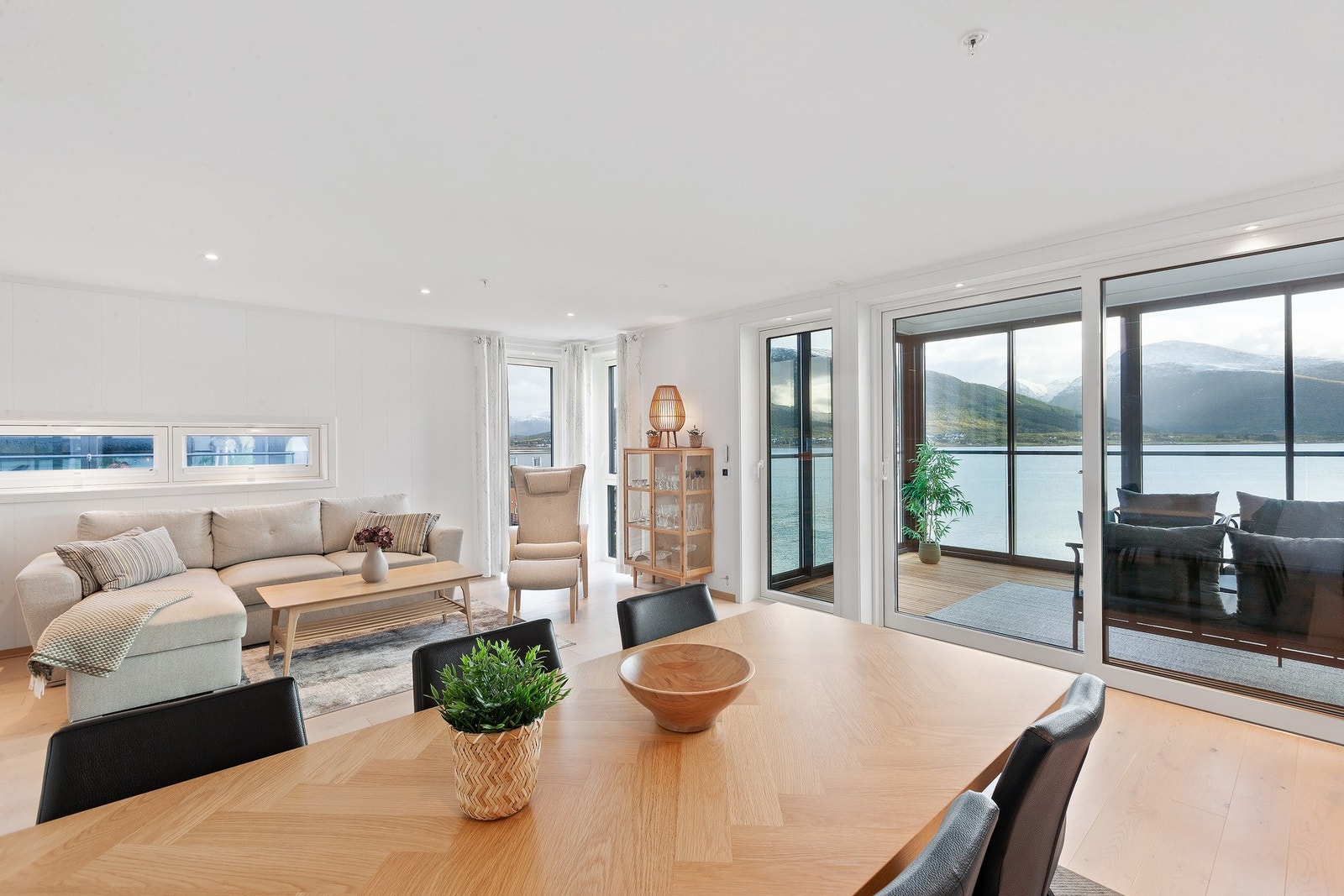 Utvendig elektrisk solavskjerming i de to hjørnevinduene. Galleribilde