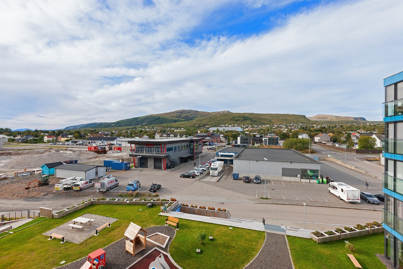 Her har du utsikt mot lekeplassen som er etablert i fellesområdet. Galleribilde
