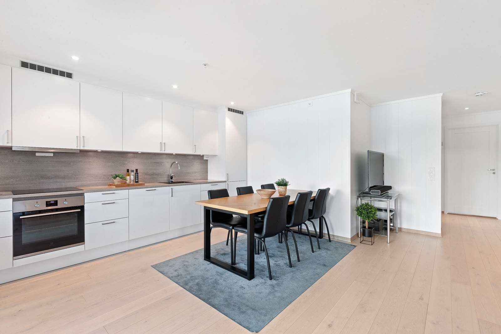 Det er plass til spisebord i tilknytning til kjøkkensone. Galleribilde