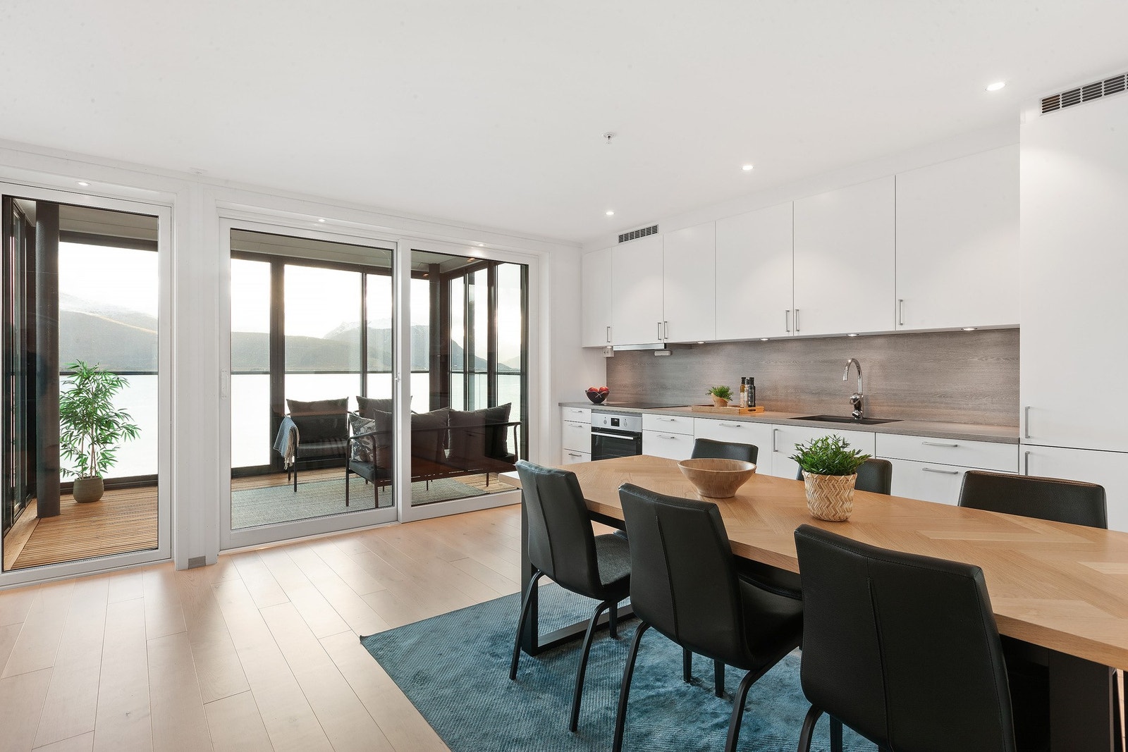 Lys kjøkkeninnredning med slette fronter. Galleribilde