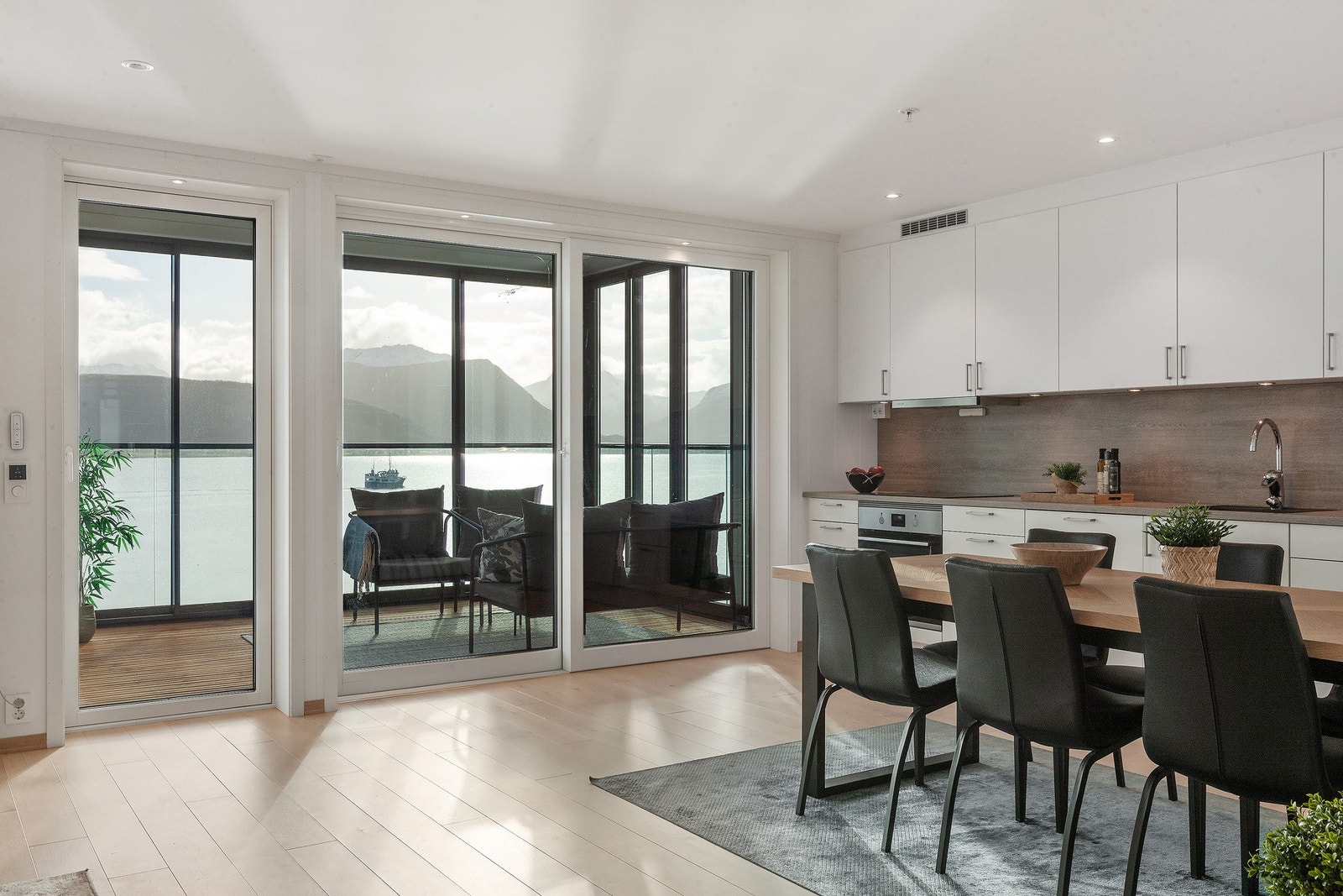 Det er utgang til innglasset veranda mot øst. Galleribilde