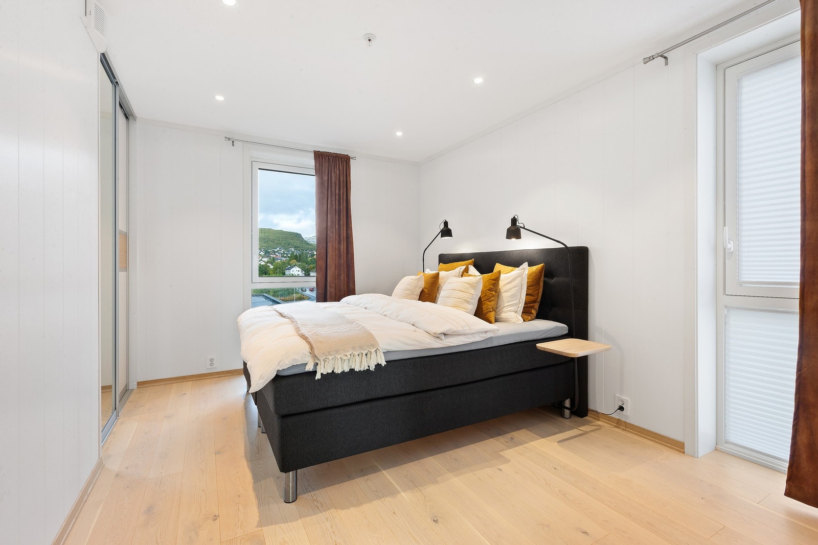 Romslig soverom med praktisk skyvedørsgarderobe. Galleribilde