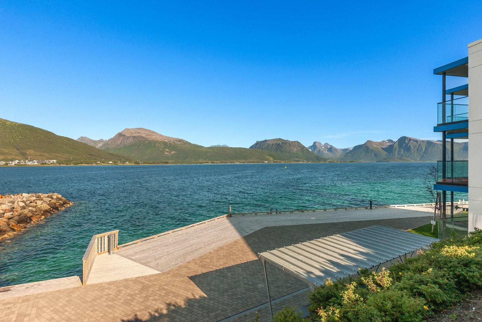 Kaipromenade mot sjøen. Galleribilde