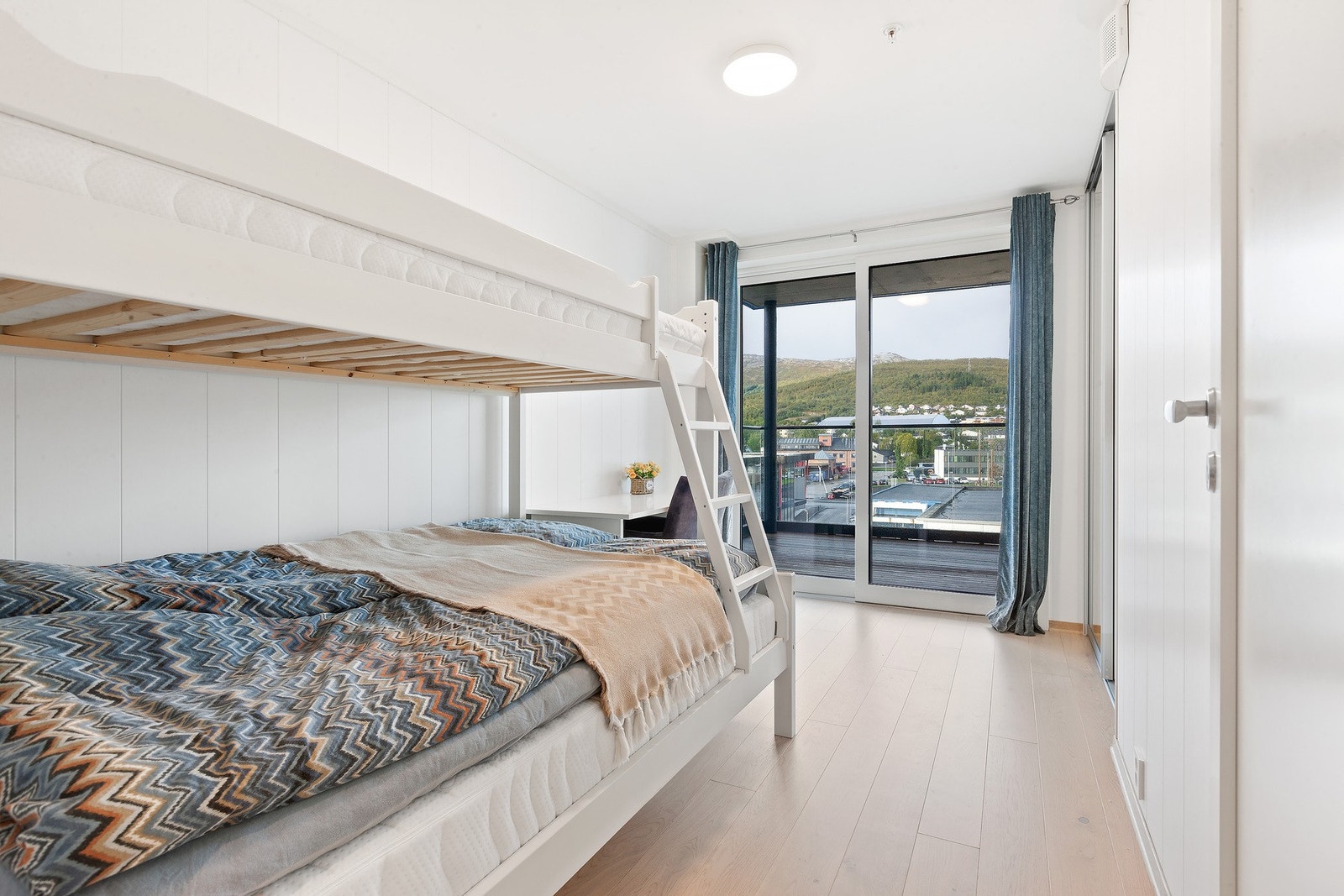 Soverom 2 med adkomst til åpen veranda mot vest. Galleribilde