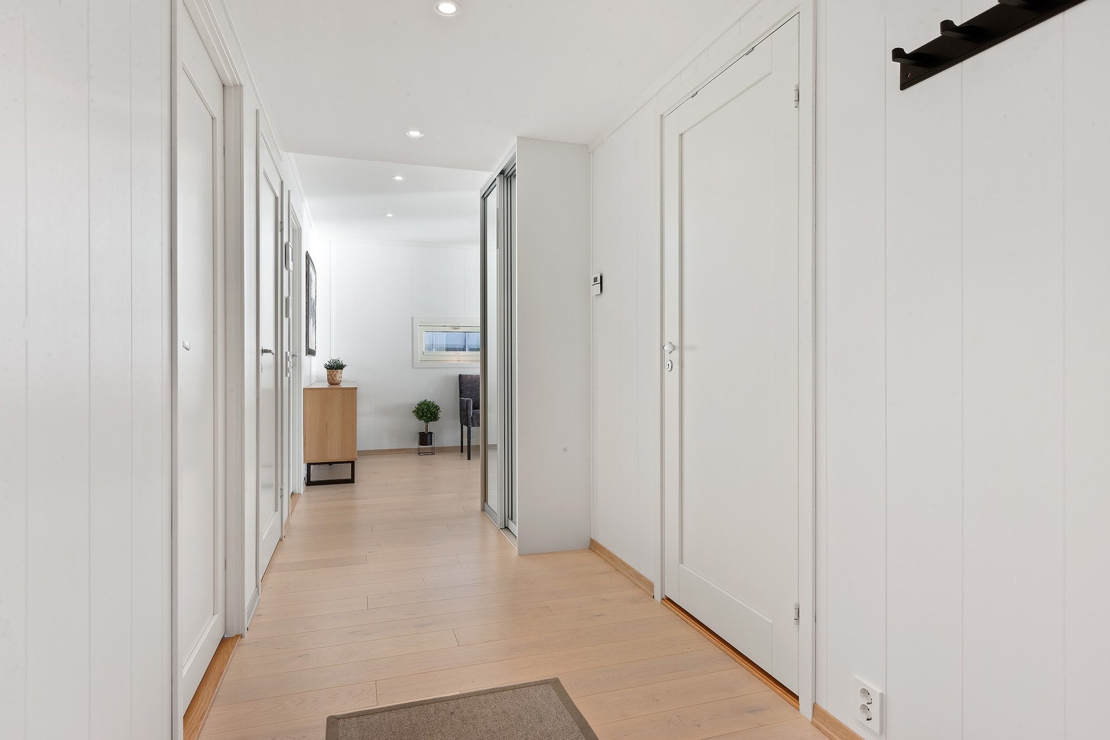 Velkommen inn! Lys gang med plass til sko og yttertøy. Galleribilde