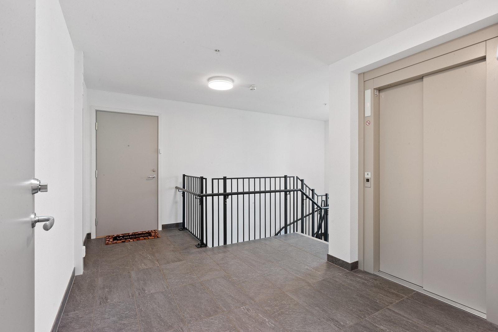 Heis direkte ned til garasjeanlegget, bod og postkasser. Galleribilde