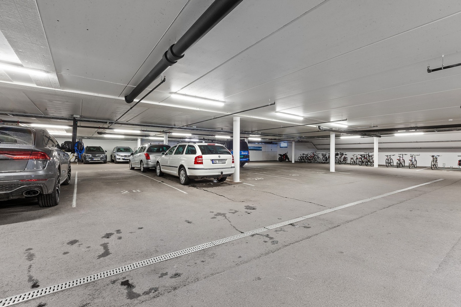 Parkeringsplass med elbil-lader medfølger leiligheten. Parkeringsplassen er innvendig i parkeringshus på grunnplan. Galleribilde